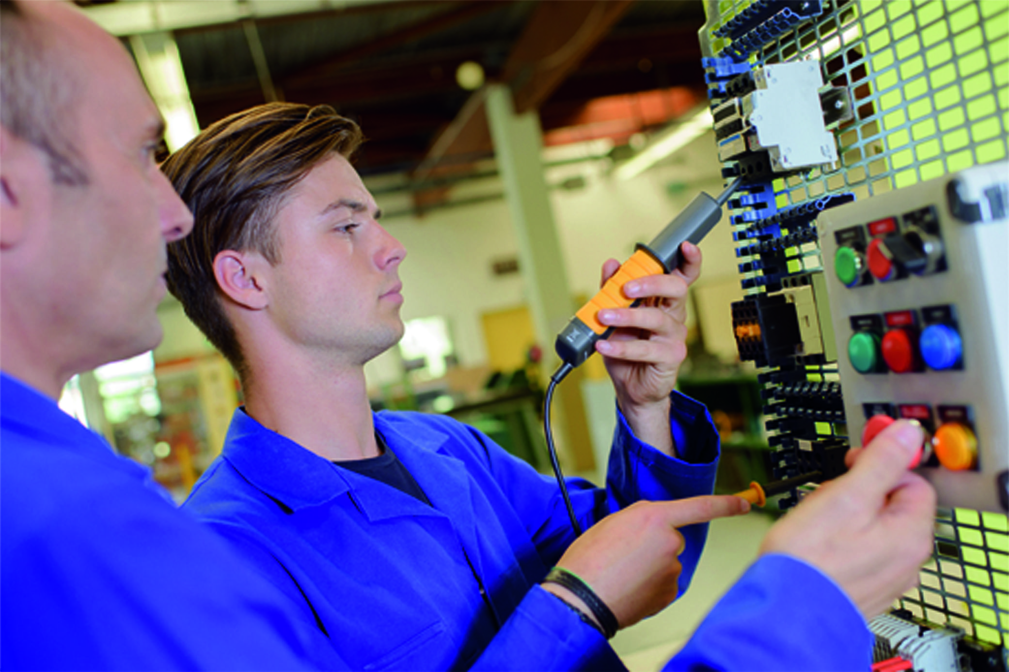Elektroniker bei der Arbeit